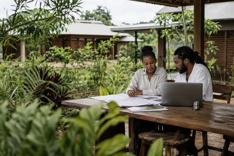 Deux entrepreneurs travaillent ensemble dans un environnement tropical contemporain
